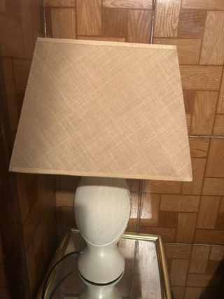 Lámpara de mesa beige y blanca