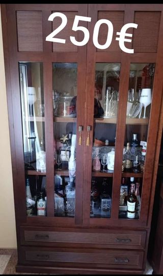 Vitrina de madera y cristal