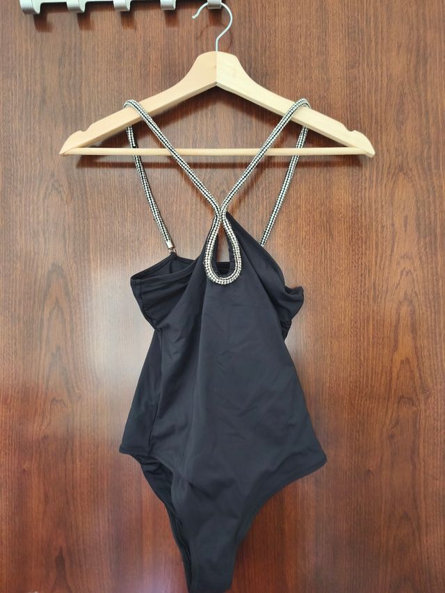 Bañador negro con tirantes brillantes