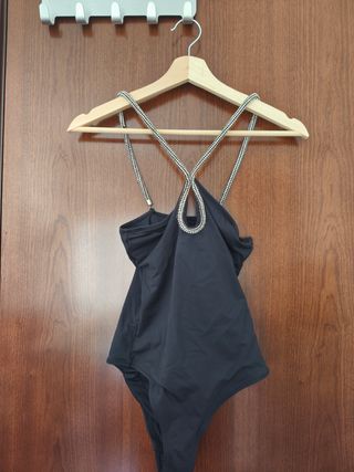 Bañador negro con tirantes brillantes