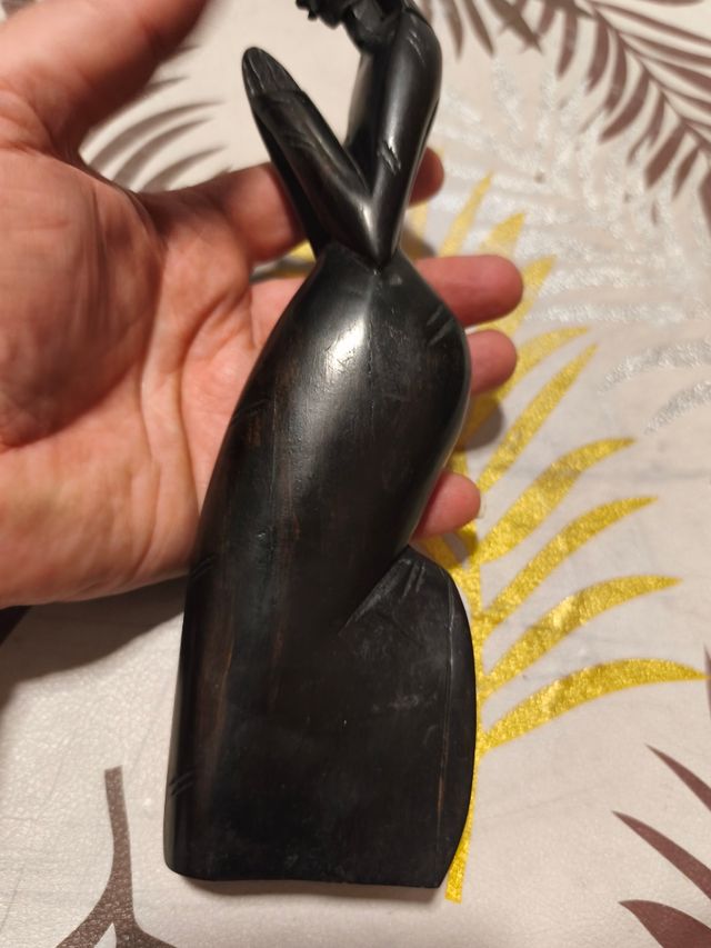 Figura in legno intagliato donna che prega in ebano