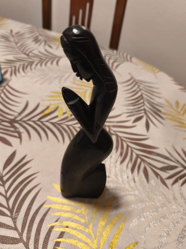 Figura in legno intagliato donna che prega in ebano