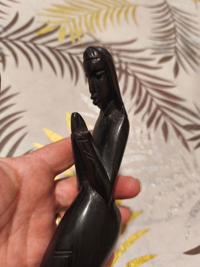 Figura in legno intagliato donna che prega in ebano