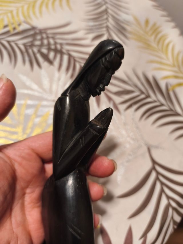 Figura in legno intagliato donna che prega in ebano
