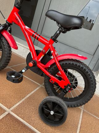 Bicicleta roja con ruedines 3-4 años