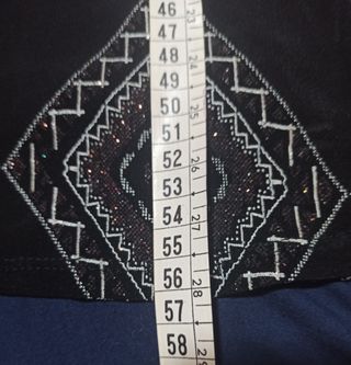 Jersey Negro con Estampado Geométrico brillante.
