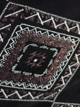 Jersey Negro con Estampado Geométrico brillante.