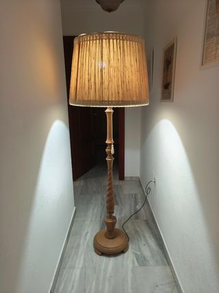 Lámpara de pie antigua de madera y tela