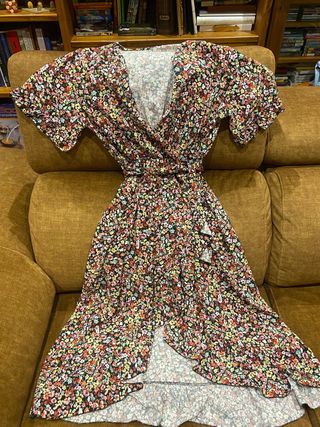 Vestido fluido estampado floral con cinturón