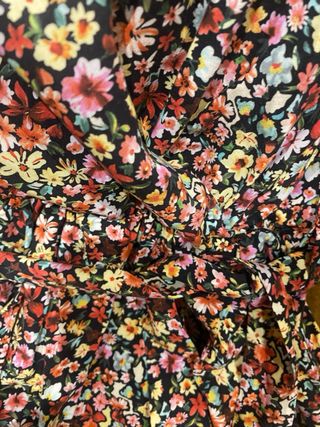 Vestido fluido estampado floral con cinturón