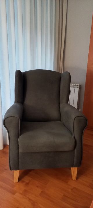 Sillón orejero gris de tela