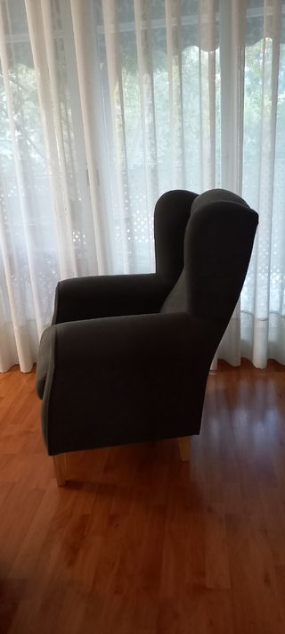 Sillón orejero gris de tela