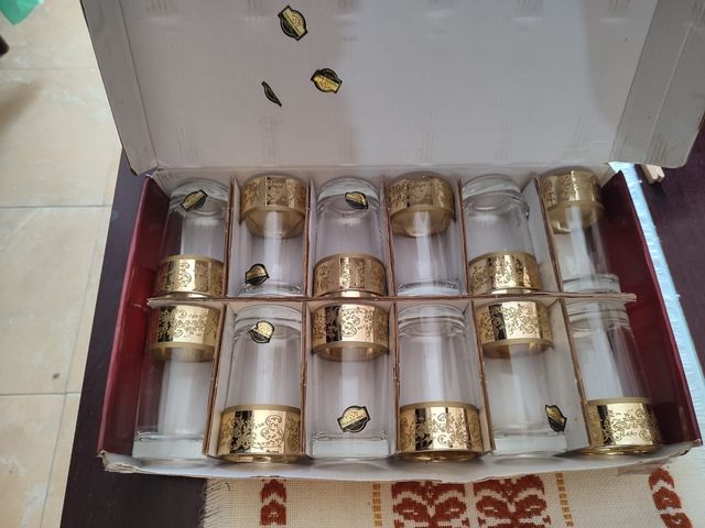 Juego de 12 Vasos de Té Dorados