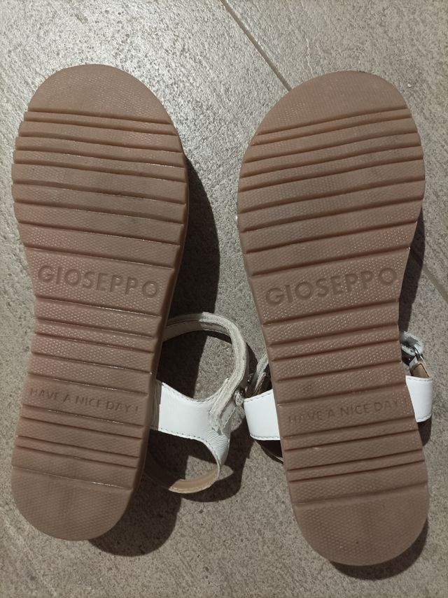 Sandalias Giossepo planas y elegantes