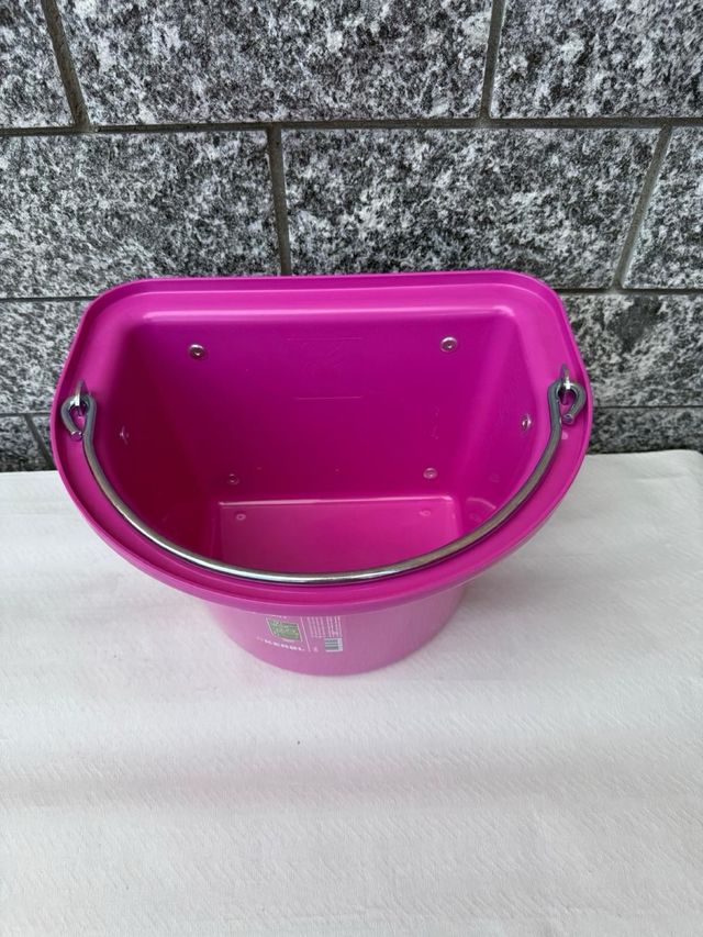 Mangiatoia per cavalli rosa