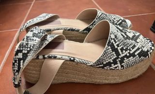 Sandalias cuña piel serpiente