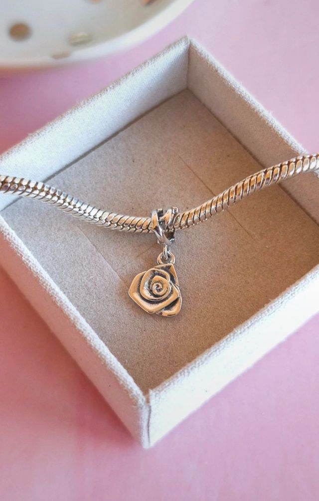 Charm de plata con forma de rosa