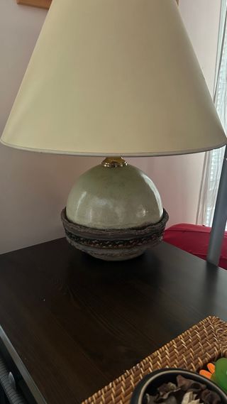 Lámpara de mesa cerámica y metal