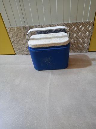 Nevera azul con asa blanca