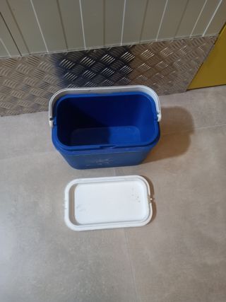 Nevera azul con asa blanca