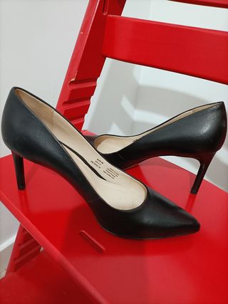 Zapatos de piel, tacón fino negros.