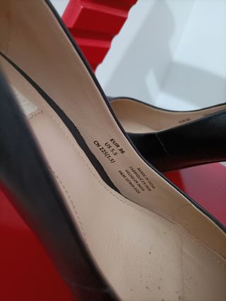 Zapatos de piel, tacón fino negros.