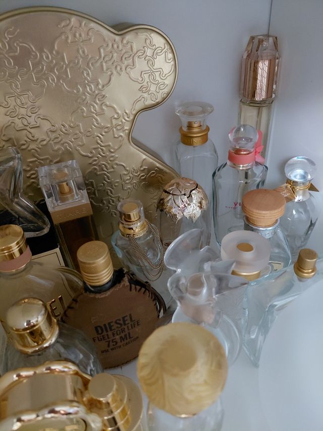 Bottiglie di profumo vuote