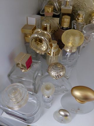 Bottiglie di profumo vuote