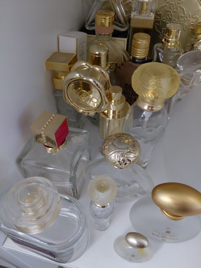 Bottiglie di profumo vuote