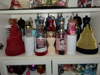 Bottiglie di profumo vuote