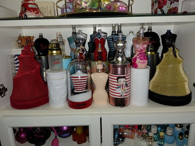 Bottiglie di profumo vuote