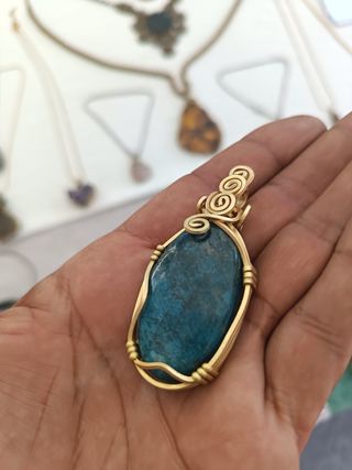 Collar con apatito y detalles dorados
