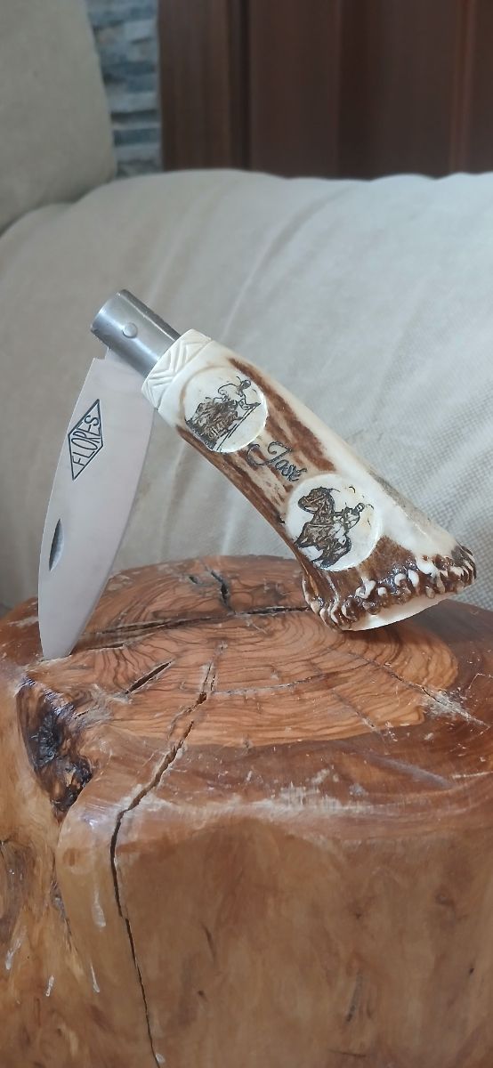 Navaja artesanal con roseta y grabados