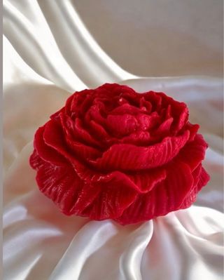 Candela rossa a forma di rosa