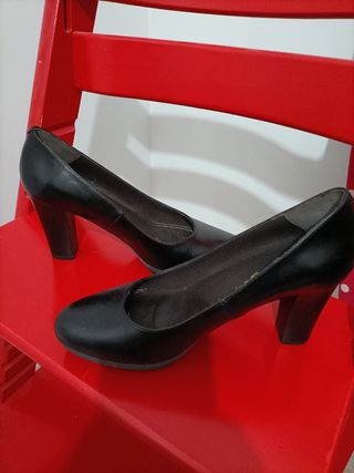 Zapatos de piel con tacón medio.