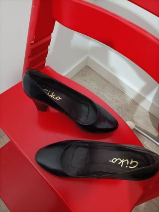 Zapatos de piel con tacón medio.