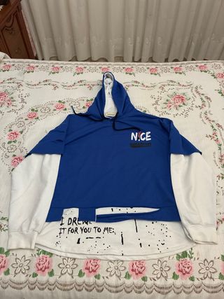 Sudadera azul y blanca talla M