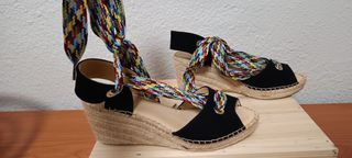 Alpargatas negras con cordones multicolor T40