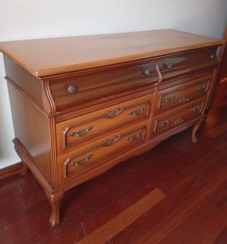 Cómoda de madera estilo clásico