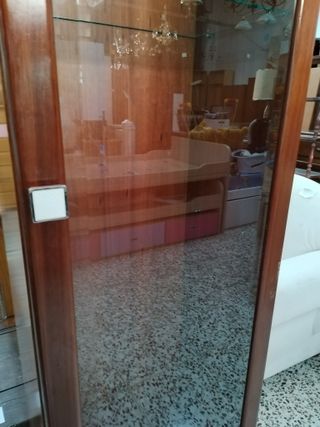 VITRINA MADERA Y CRISTAL