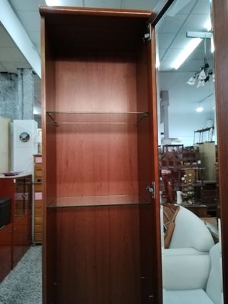 VITRINA MADERA Y CRISTAL
