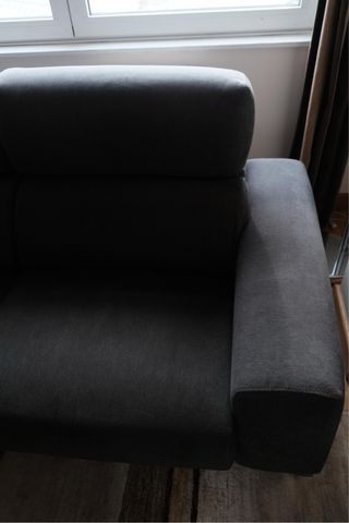 Sofá 3 y 2 plazas gris oscuro.