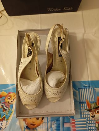 Zapatos de fiesta dorados y blancos talla 38