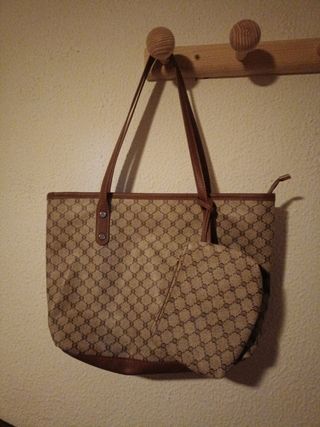 Bolsos sin estrenar y con poco uso.5 euro unidad