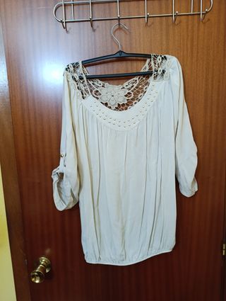 Blusa beige con encaje y perlas