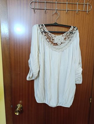 Blusa beige con encaje y perlas