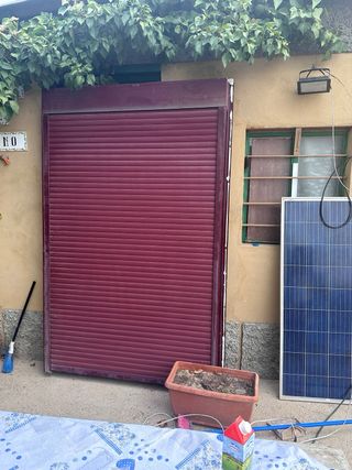 Puerta aluminio con persiana 141 de ancho 220 alto