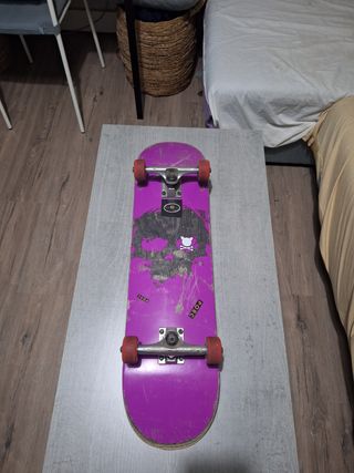 Skate Morado con Ruedas Rojas