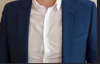 Traje azul y camisa blanca