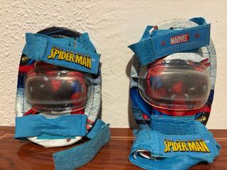 Casco y rodilleras Spiderman para niño